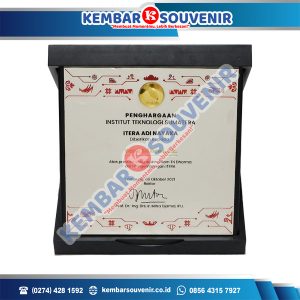 Kotak Plakat Bludru PT Garuda Indonesia (Persero) Tbk