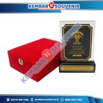Kotak Plakat Bludru Keramika Indonesia Assosiasi Tbk